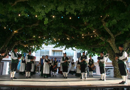 Música, baile e tradición galega e asturiana conxugáronse no Encontro Folclórico celebrado na Vila de Ordes